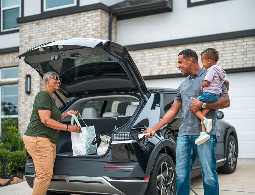 Family unloading car