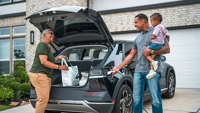 Family unloading car