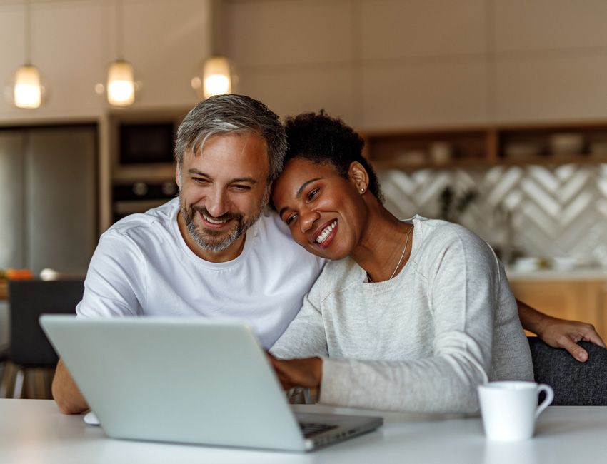 Couple reviewing Gexa Free Weekends plan on a laptop at home